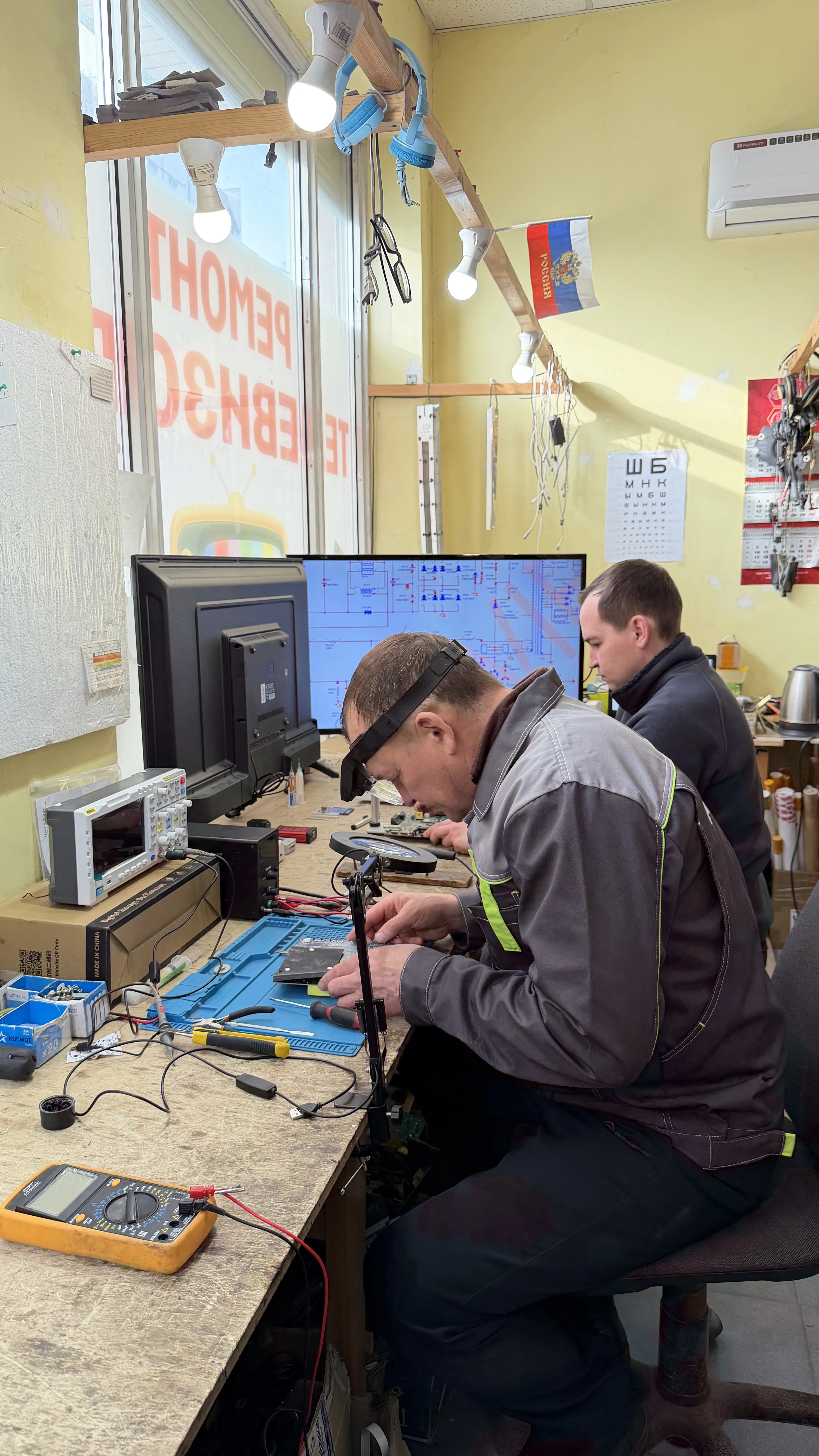 Мастер за работой в мастерской